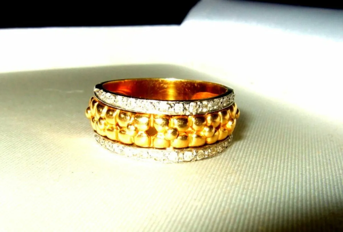 Vintage 18ct Gold Diamond Hallmarked  Wedding Band - Image 1