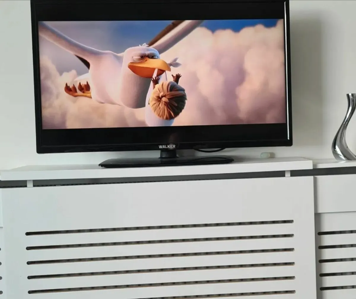 T.V 32inch walker - Image 1