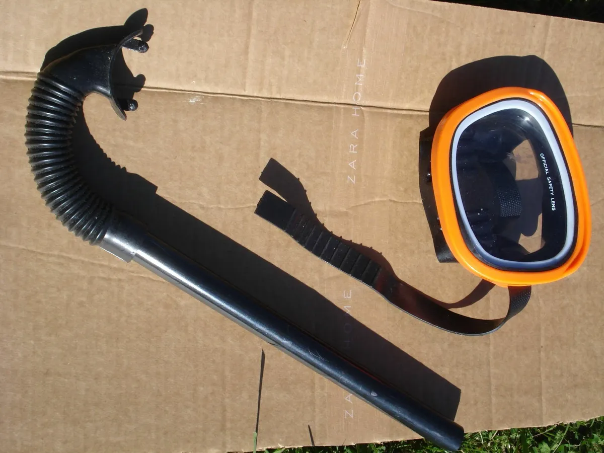 BEACH MAT,FOOT PUMP & SNORKEL SET. - Image 3