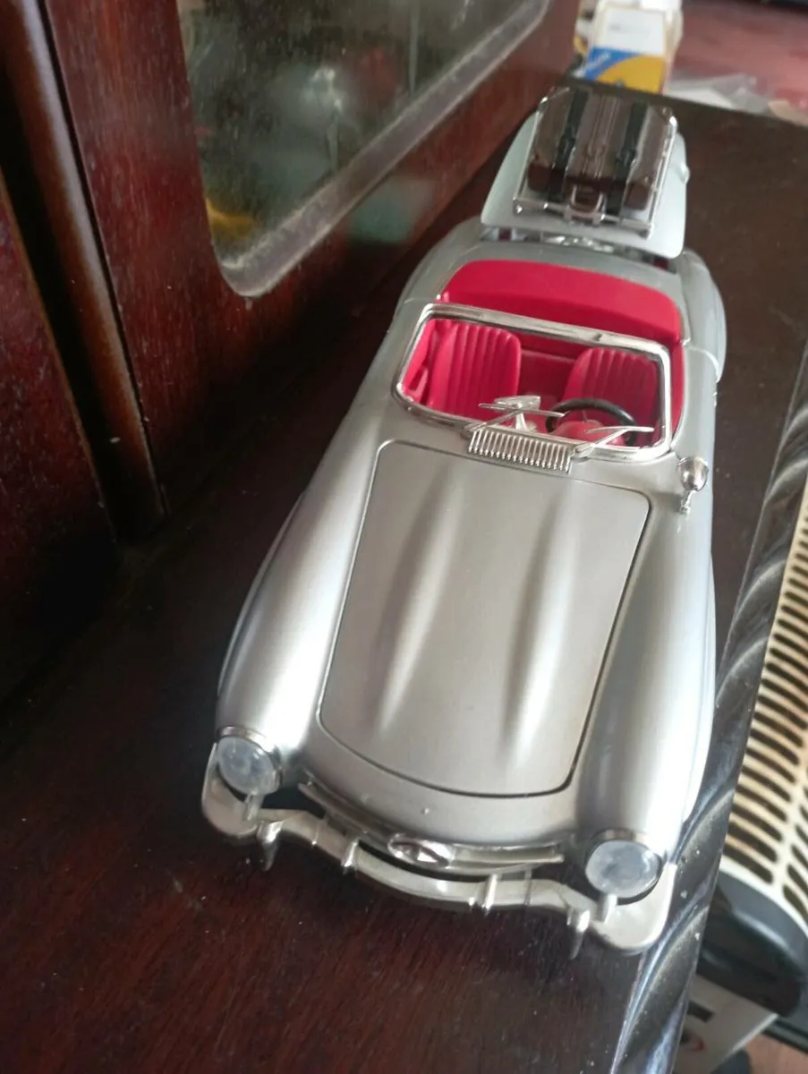 1957 MERCEDES - BENZ 300 SL ROADSTER   1- 18 SCALE - Image 4