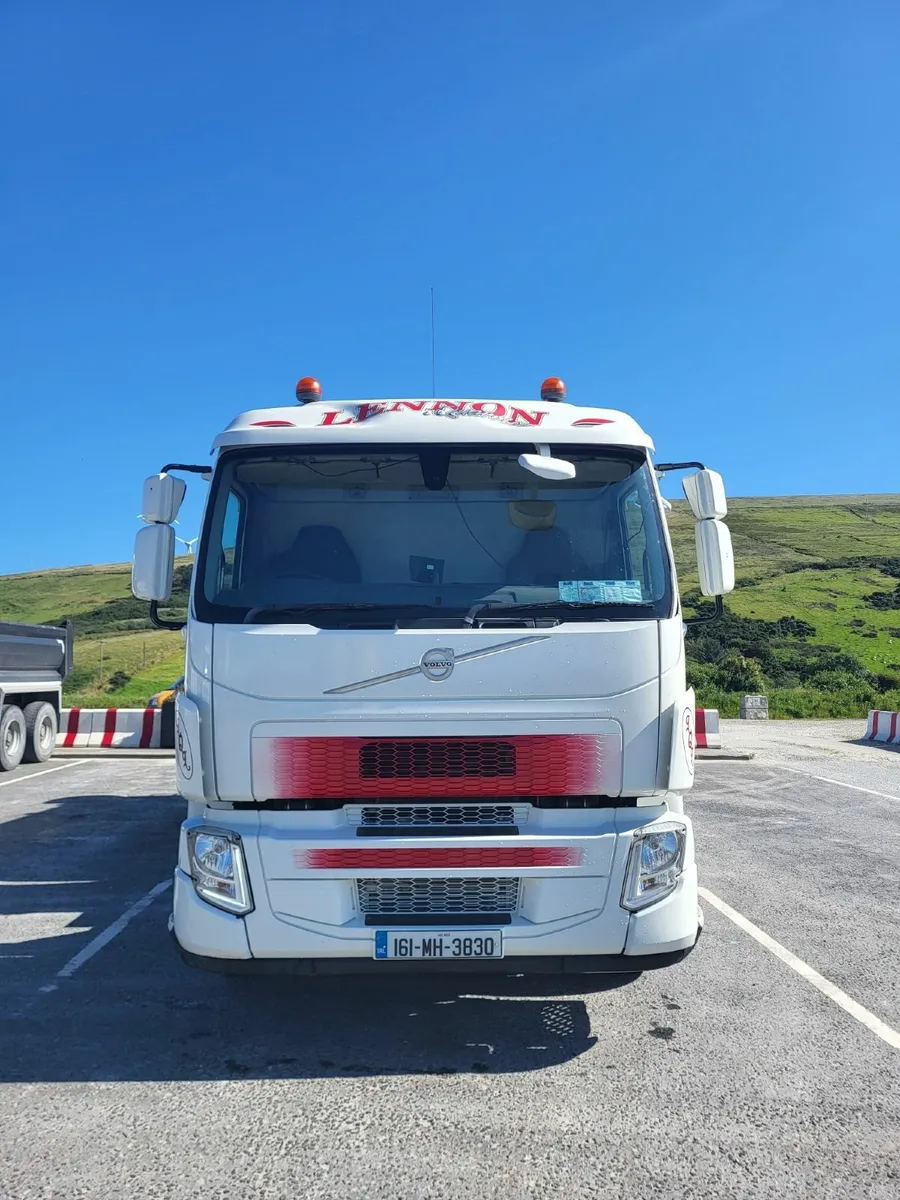 2016 Volvo  Mixer 6 wheeler - Image 2