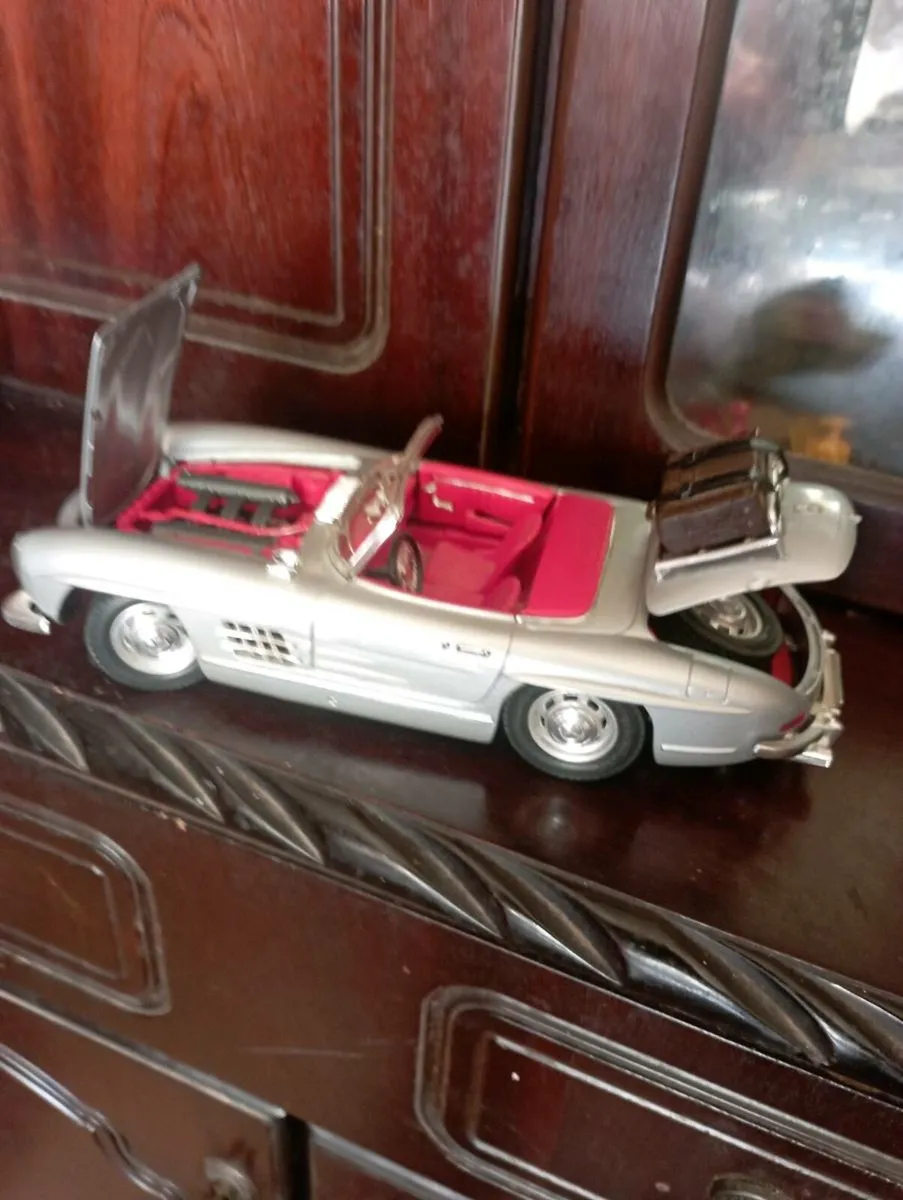 1957 MERCEDES - BENZ 300 SL ROADSTER   1- 18 SCALE - Image 2