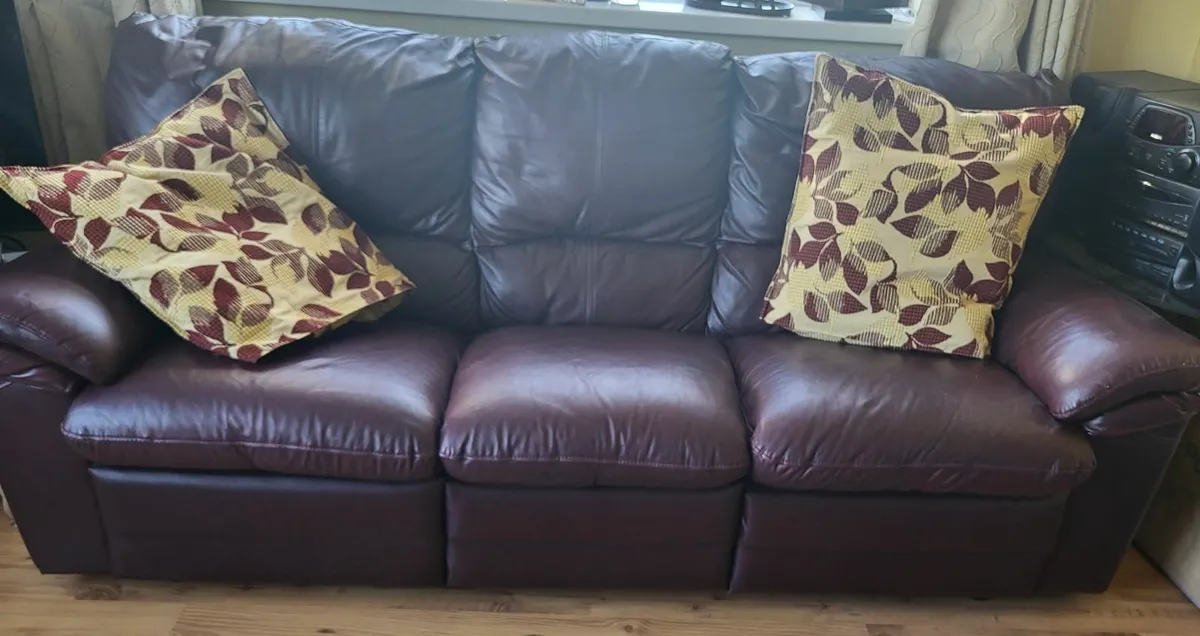 Three seat sofa and two recling arm chairs - Image 1