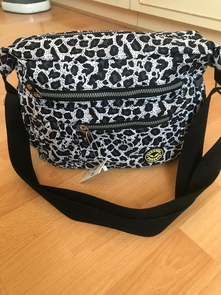 New Black & White Shoulderbag €20 - Image 2