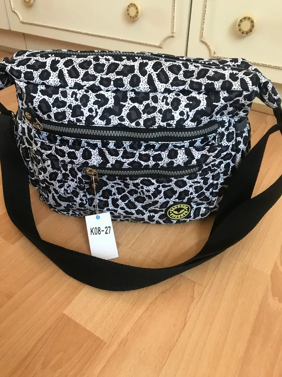 New Black & White Shoulderbag €20 - Image 3