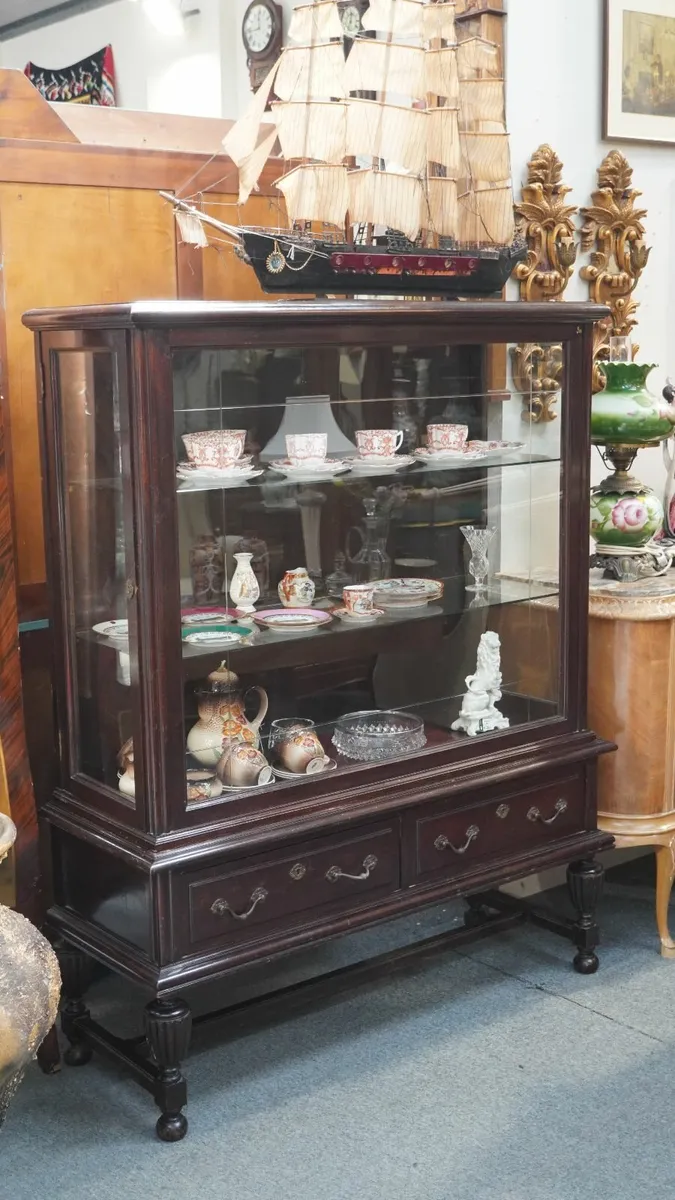 🪞 Vintage Wooden Display Cabinet - Image 1