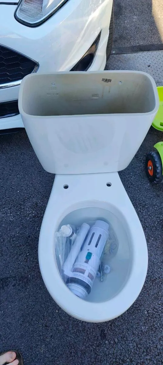New Toilet in box with Fittings - Image 4