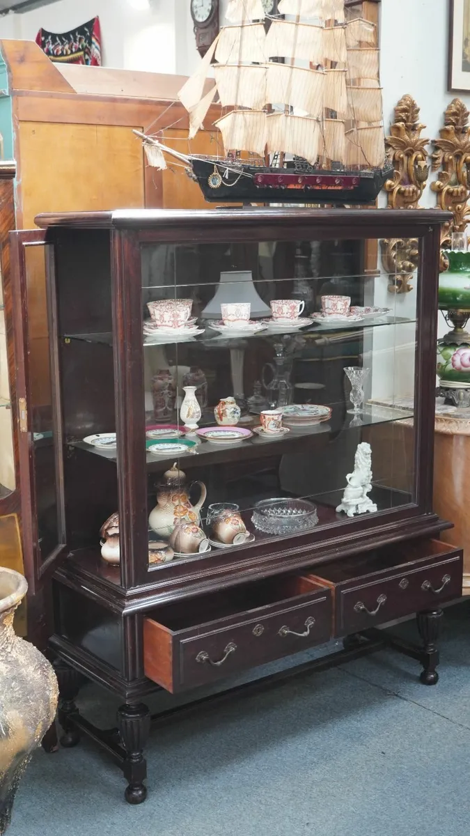 🪞 Vintage Wooden Display Cabinet - Image 2