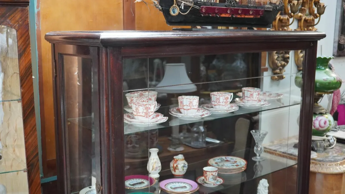 🪞 Vintage Wooden Display Cabinet - Image 3