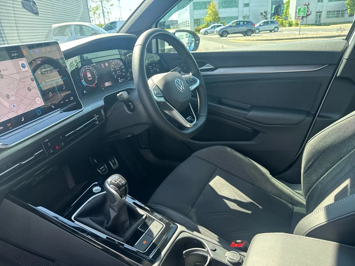 2025 Volkswagen GOLF 50 YEARS 1.5 TSI - Image 3
