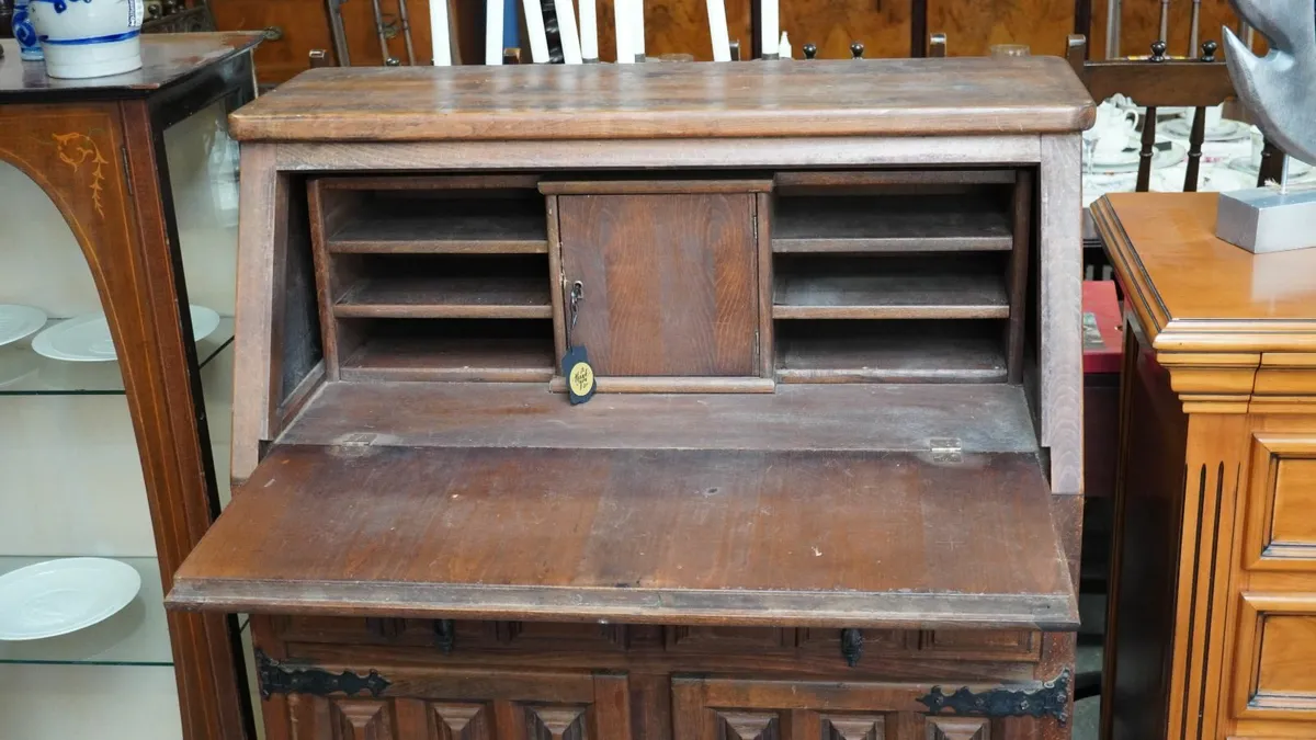 📌 Vintage Spanish Bureau Cabinet - Image 3