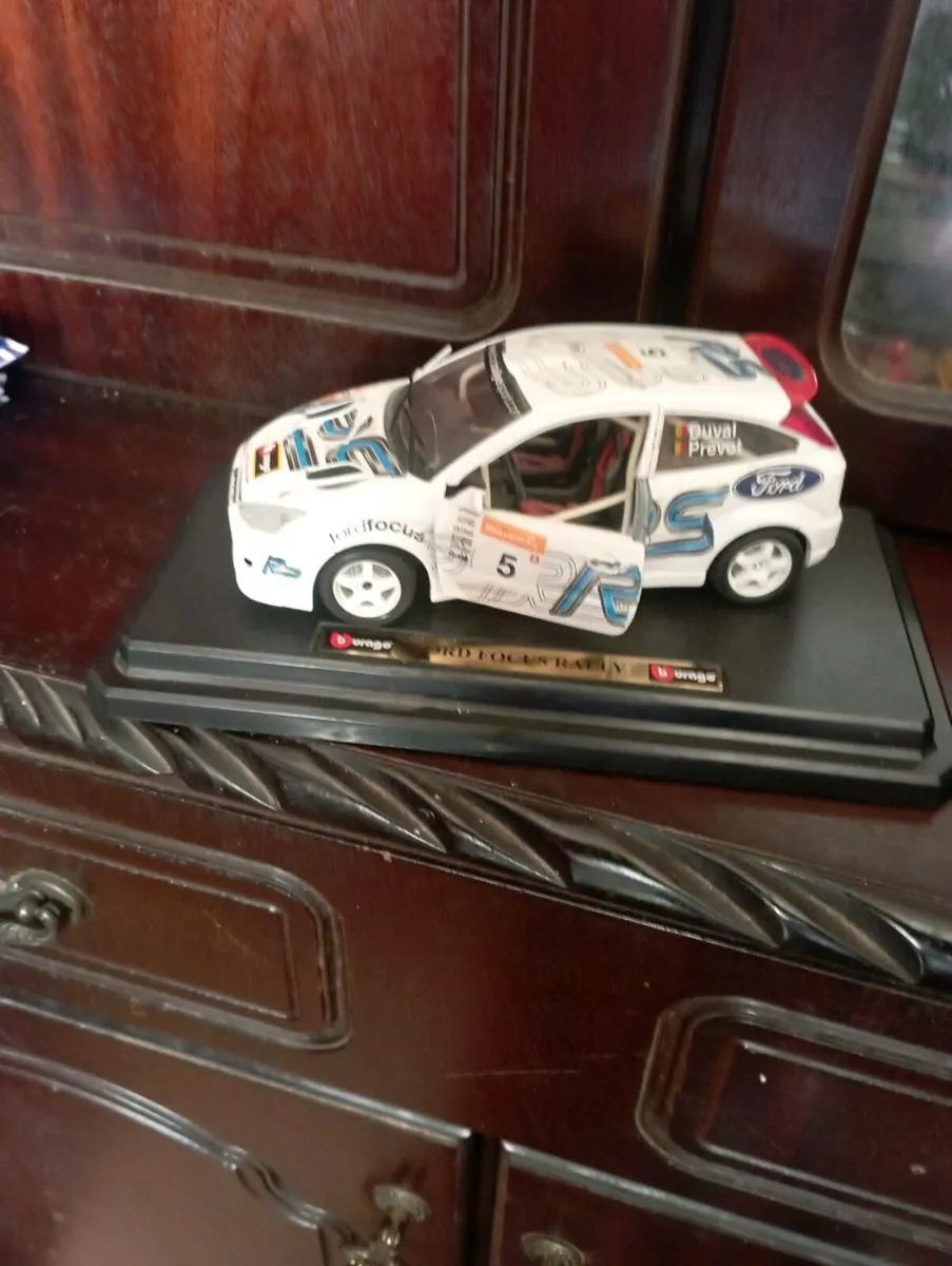 BbURAGO FORD FOCUS RALLY 1-24 SCALE - Image 2