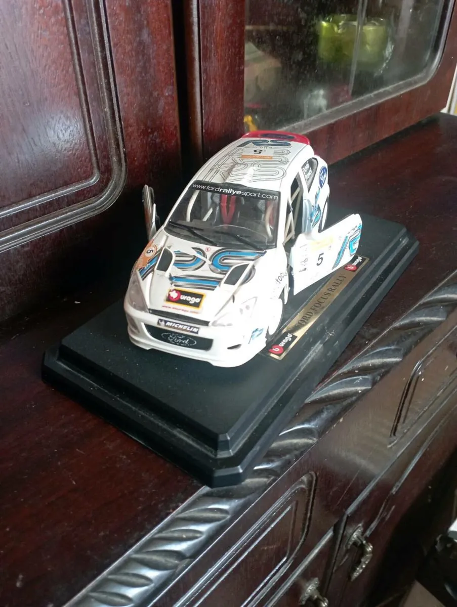 BbURAGO FORD FOCUS RALLY 1-24 SCALE - Image 3