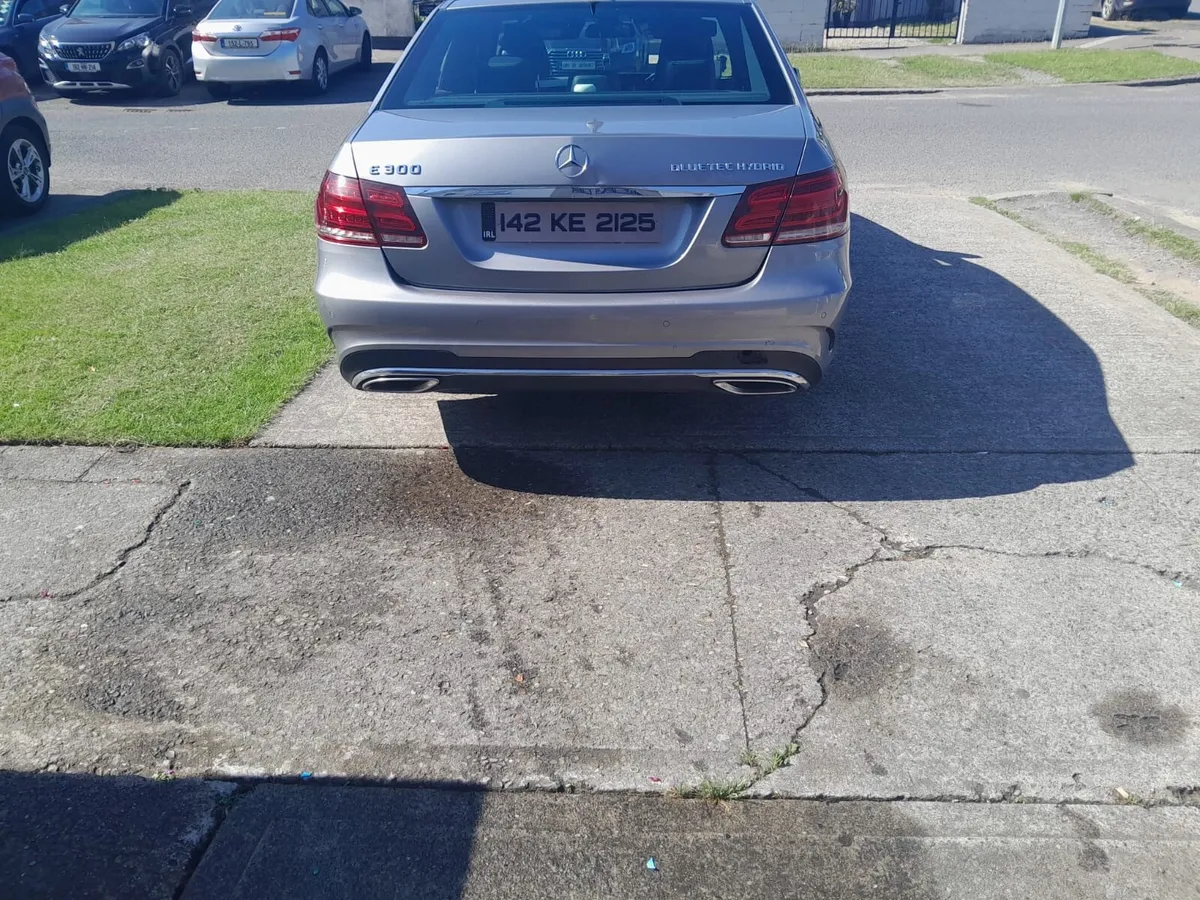 Mercedes e300 hybrid - Image 2