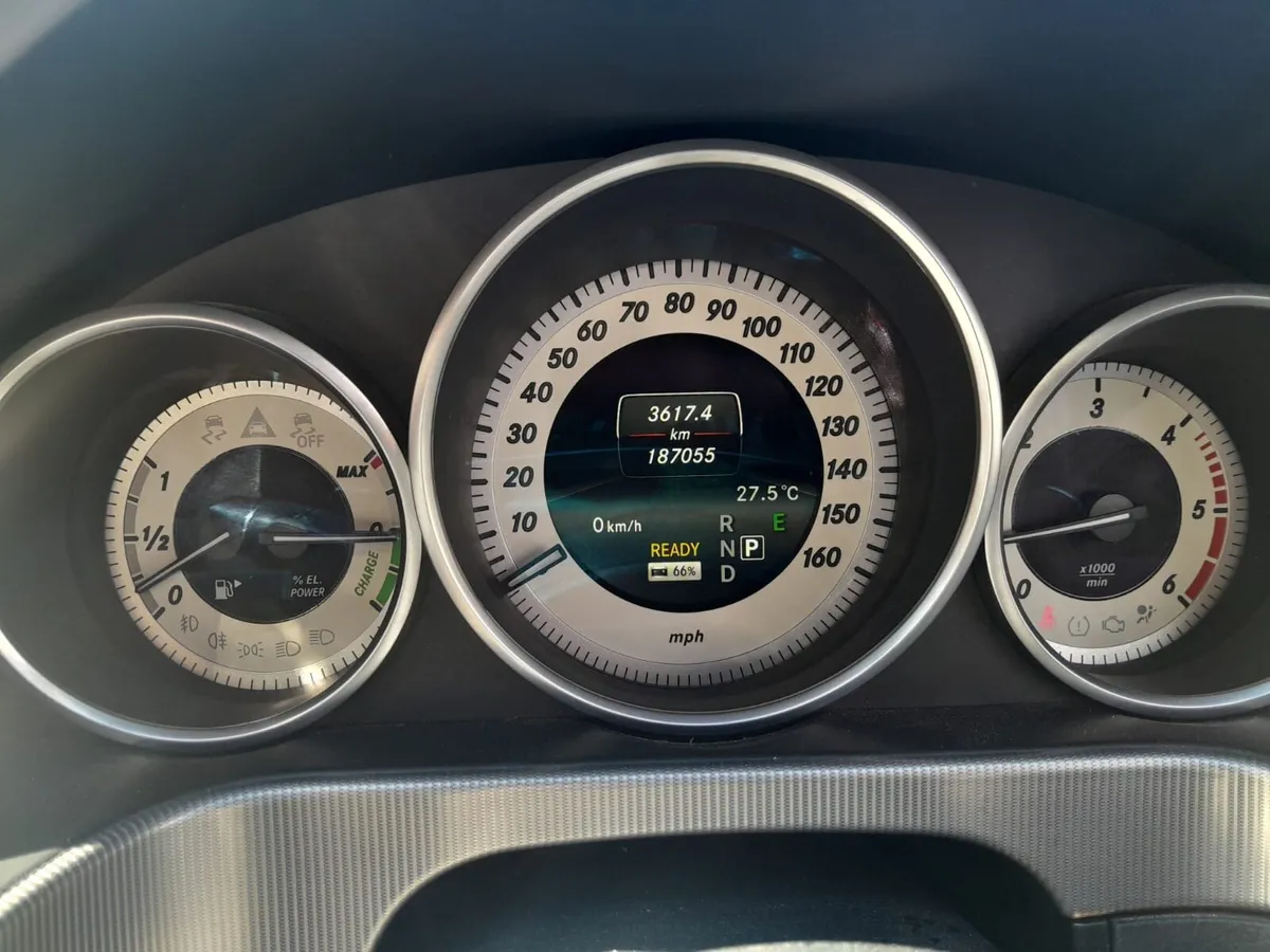 Mercedes e300 hybrid - Image 3