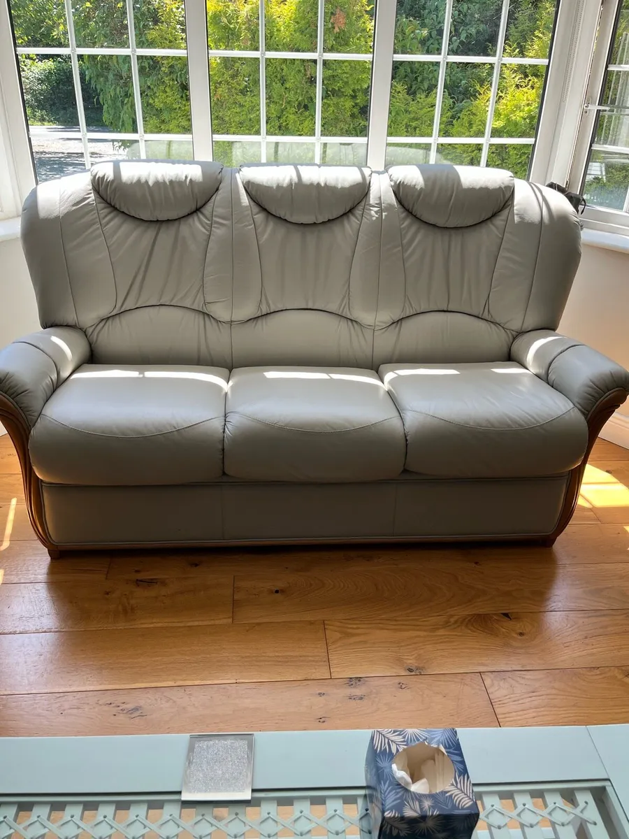 Suite of furniture - Image 1