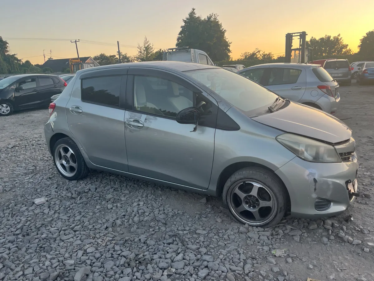 10 Toyota vits auto - Image 2
