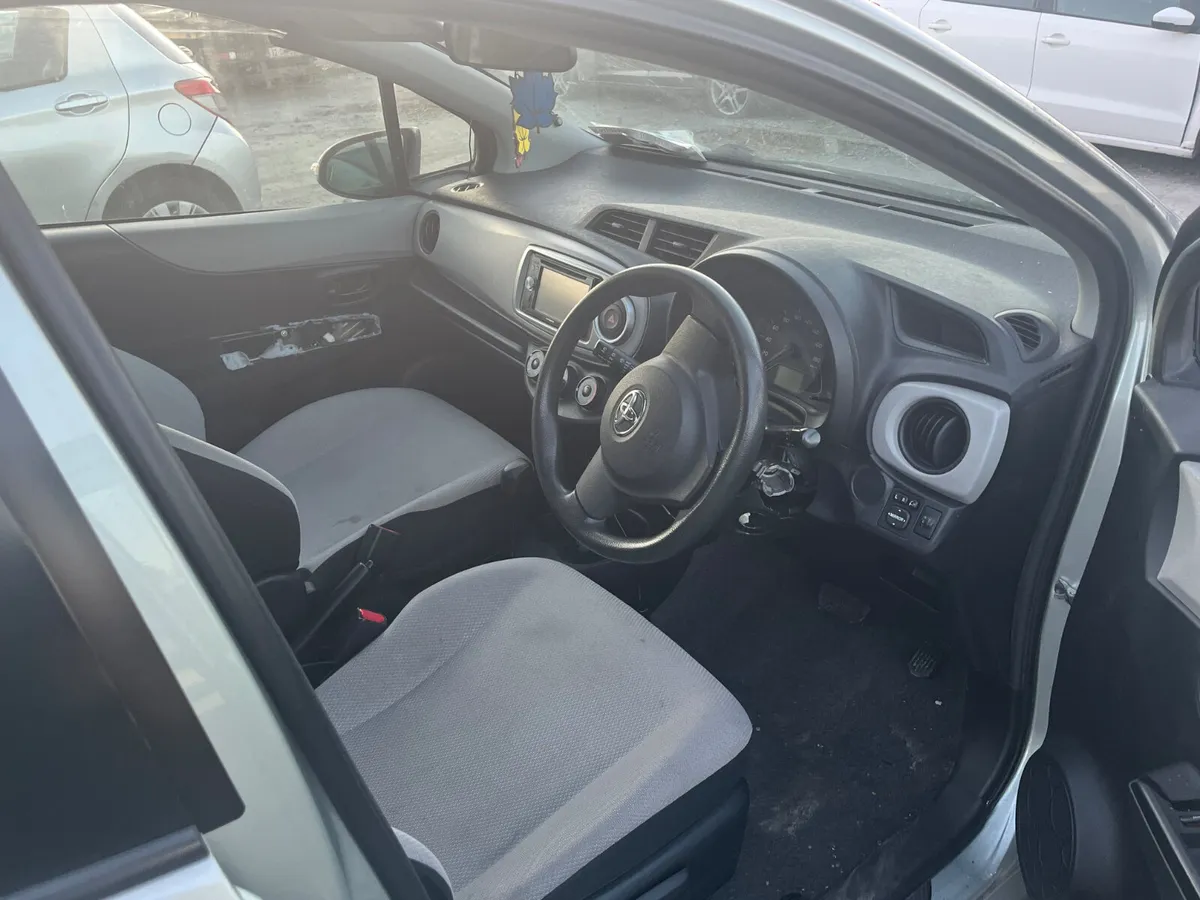 10 Toyota vits auto - Image 3