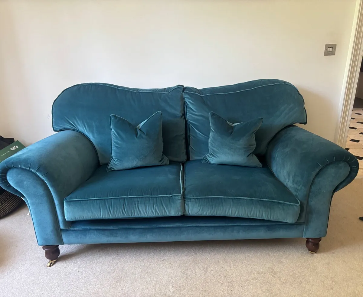 Beautiful 2 and 3 seat sofa pair - Image 1