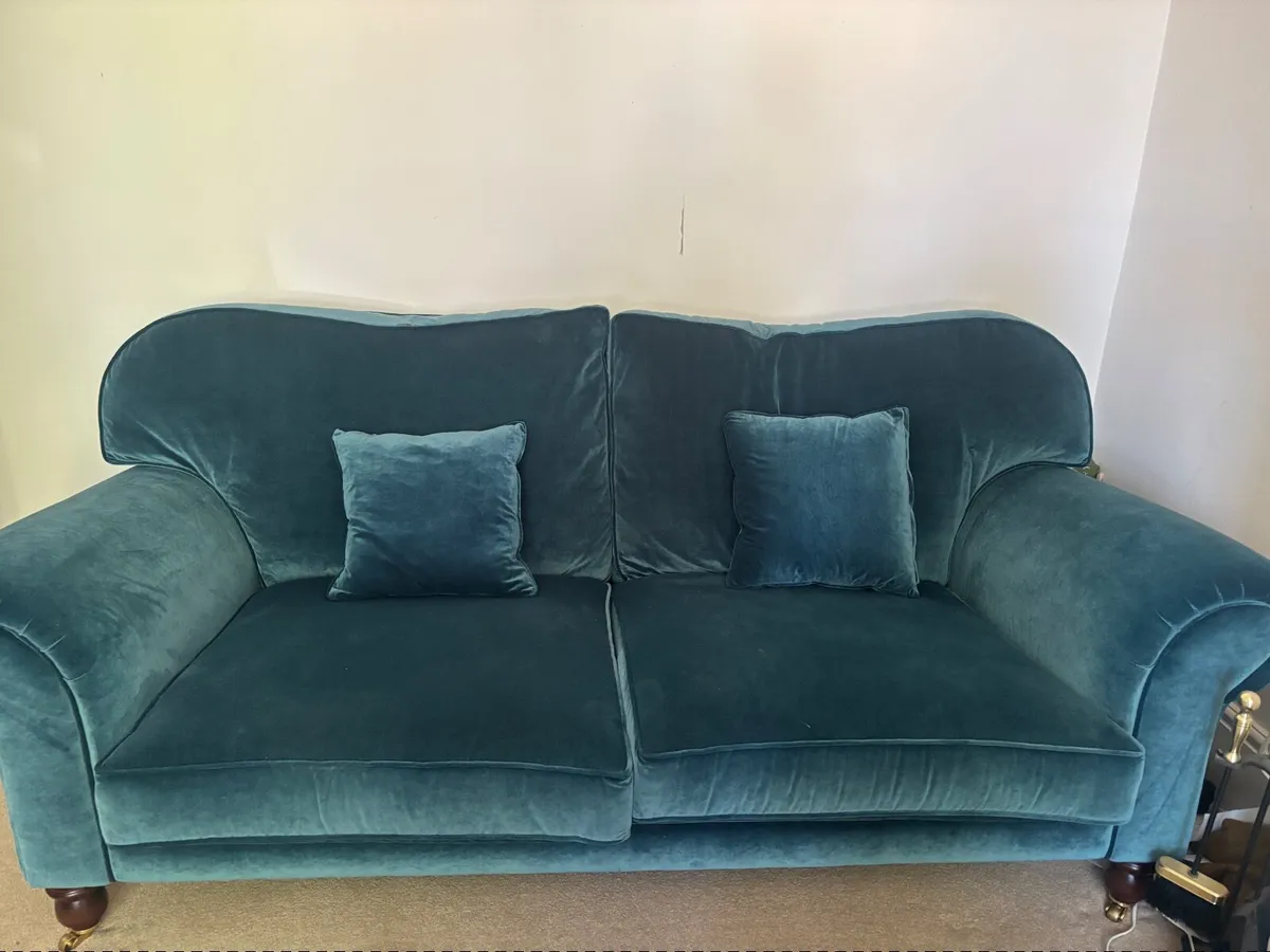 Beautiful 2 and 3 seat sofa pair - Image 2