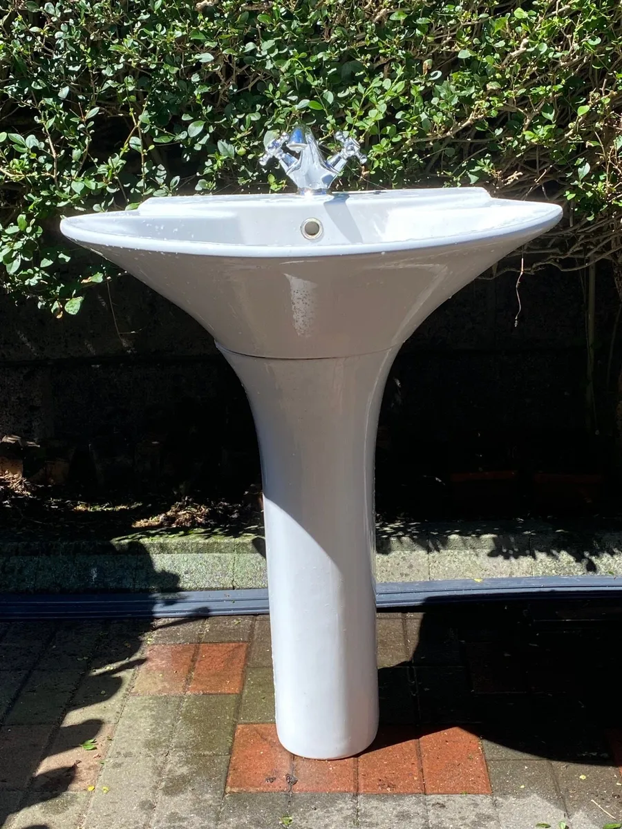 Bathroom wash hand basin - Image 1
