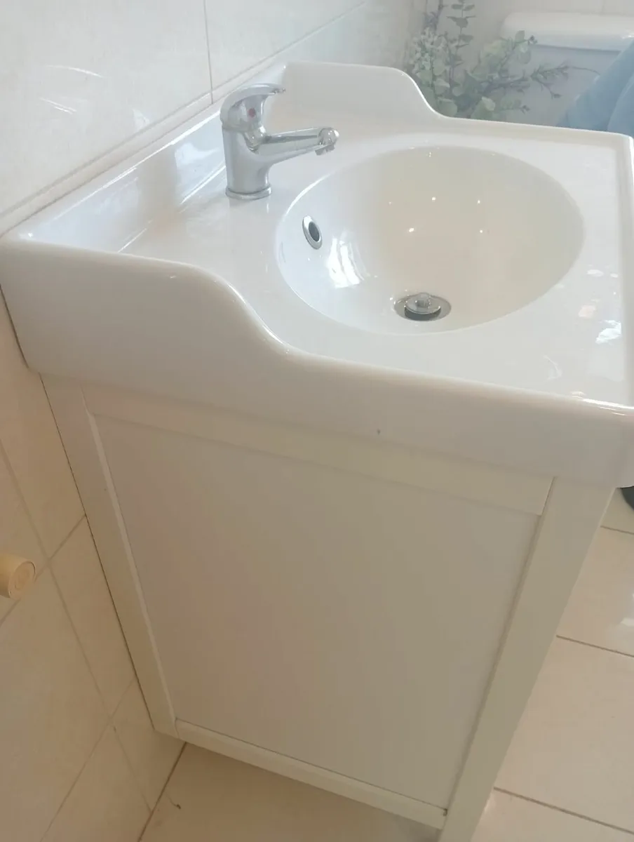 Bathroom vanity unit and sink - Image 2
