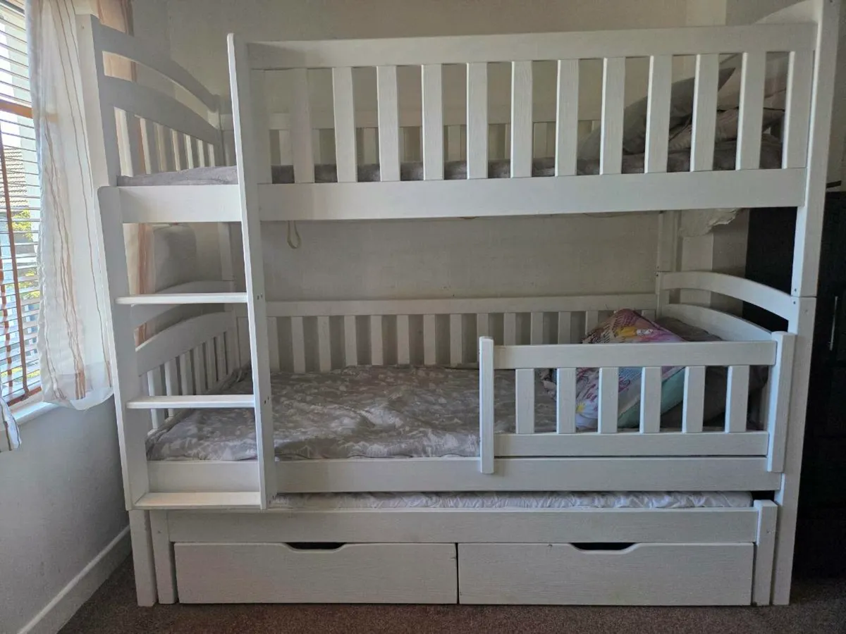 Triple bunk bed - Image 1