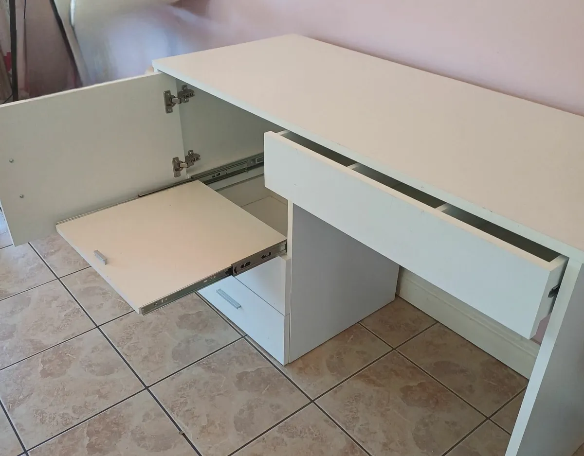 Makeup desk - Image 1