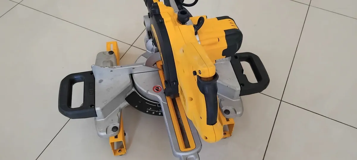 Dewalt DWS774-LX Slide Mitre Saw 110v - Image 2
