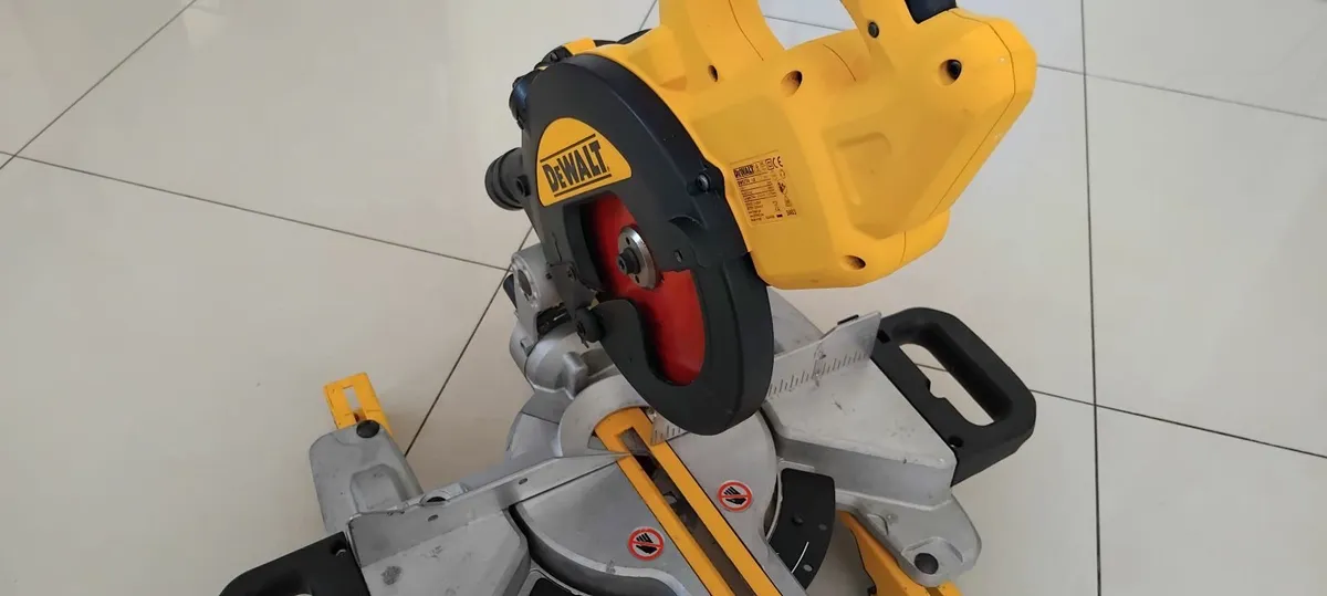 Dewalt DWS774-LX Slide Mitre Saw 110v - Image 3