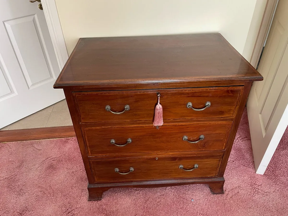 Chest of drawers - Image 1