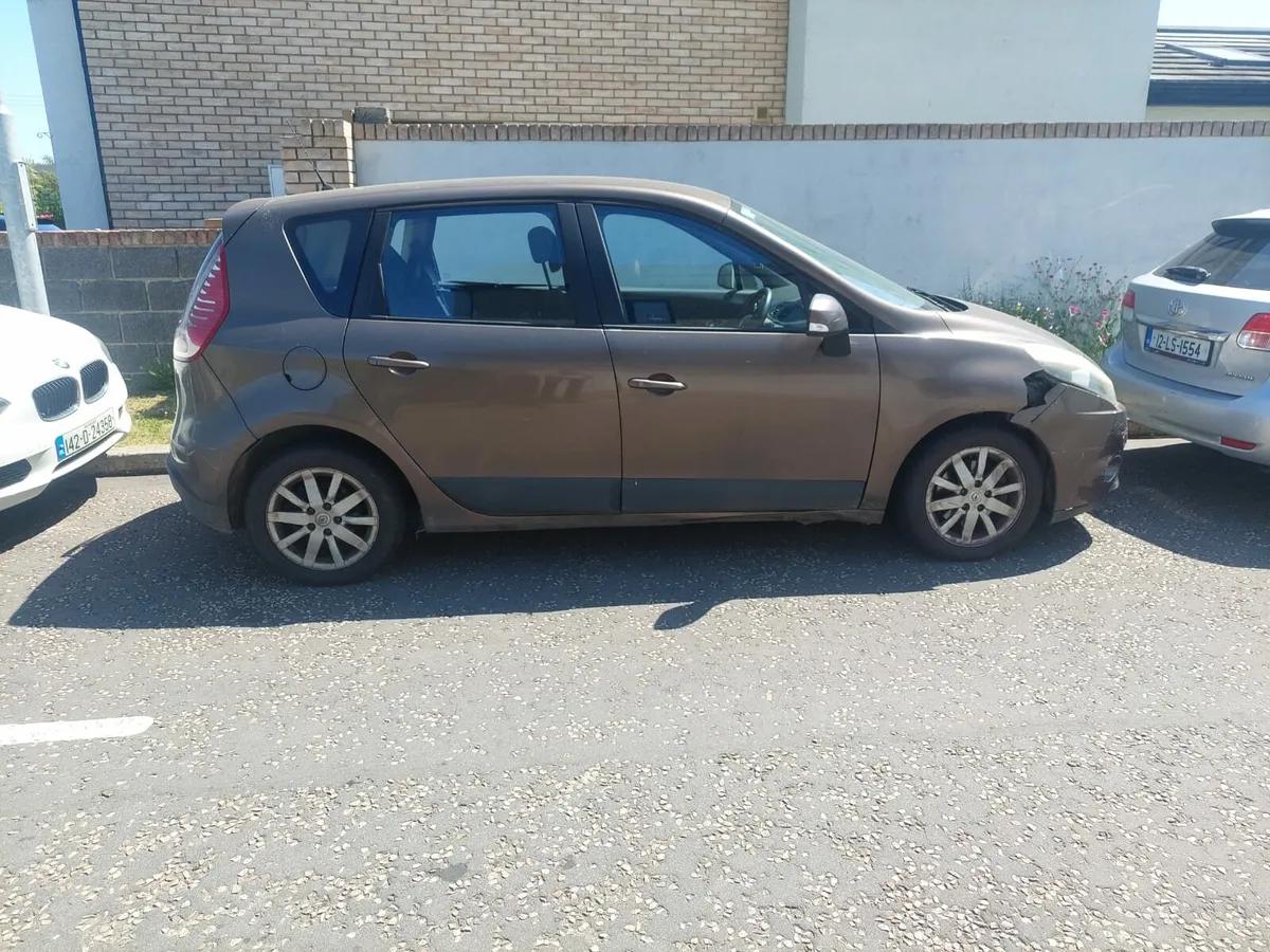2010 Renault Scenic - Image 1