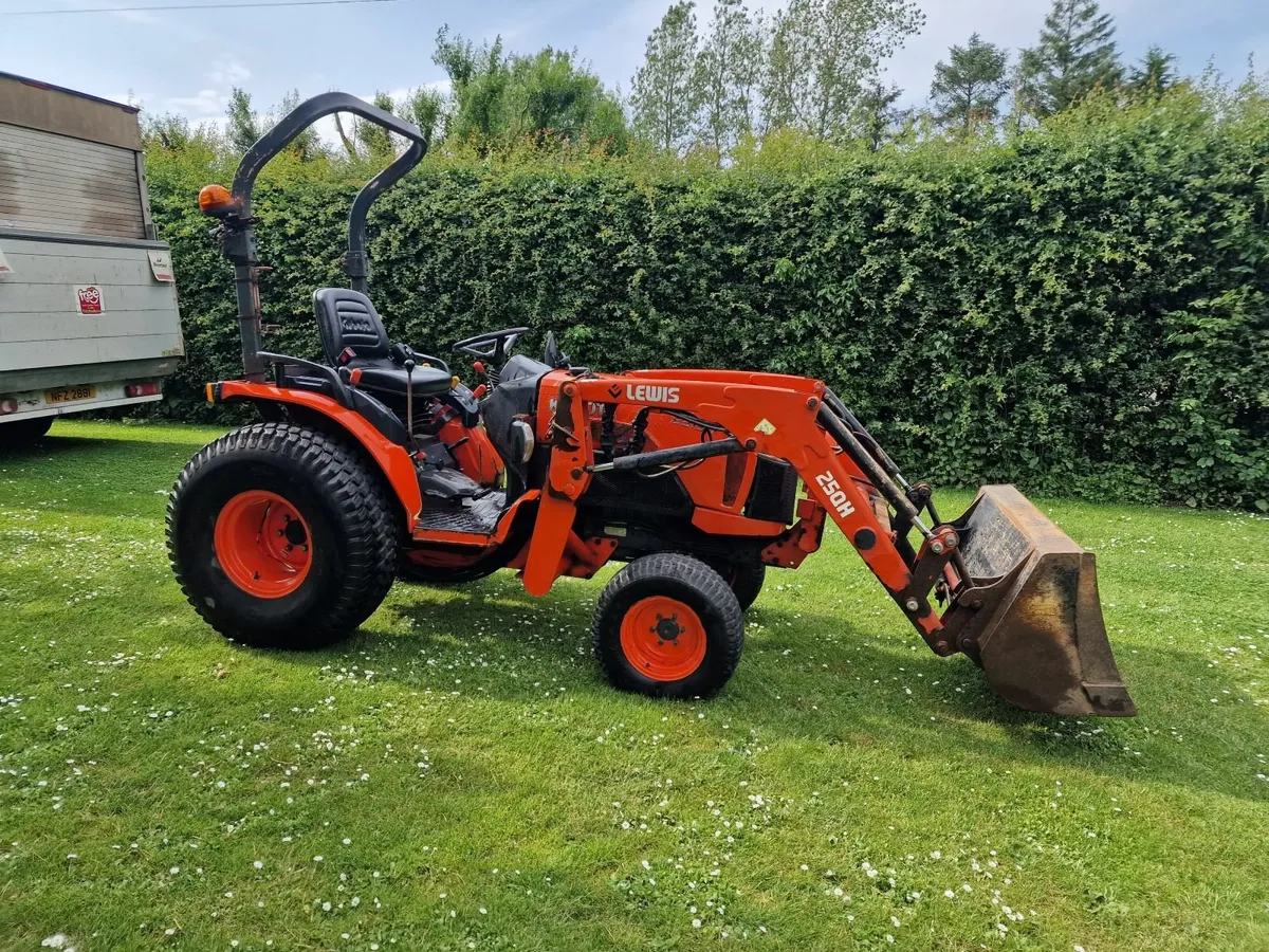Kubota Compact Tractor 800 hours with loader - Image 3