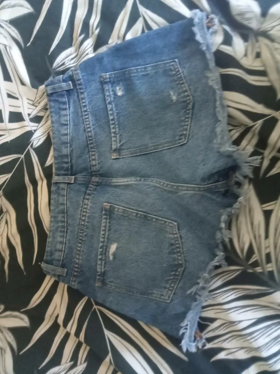 Ladies denim shorts size 10 - Image 2