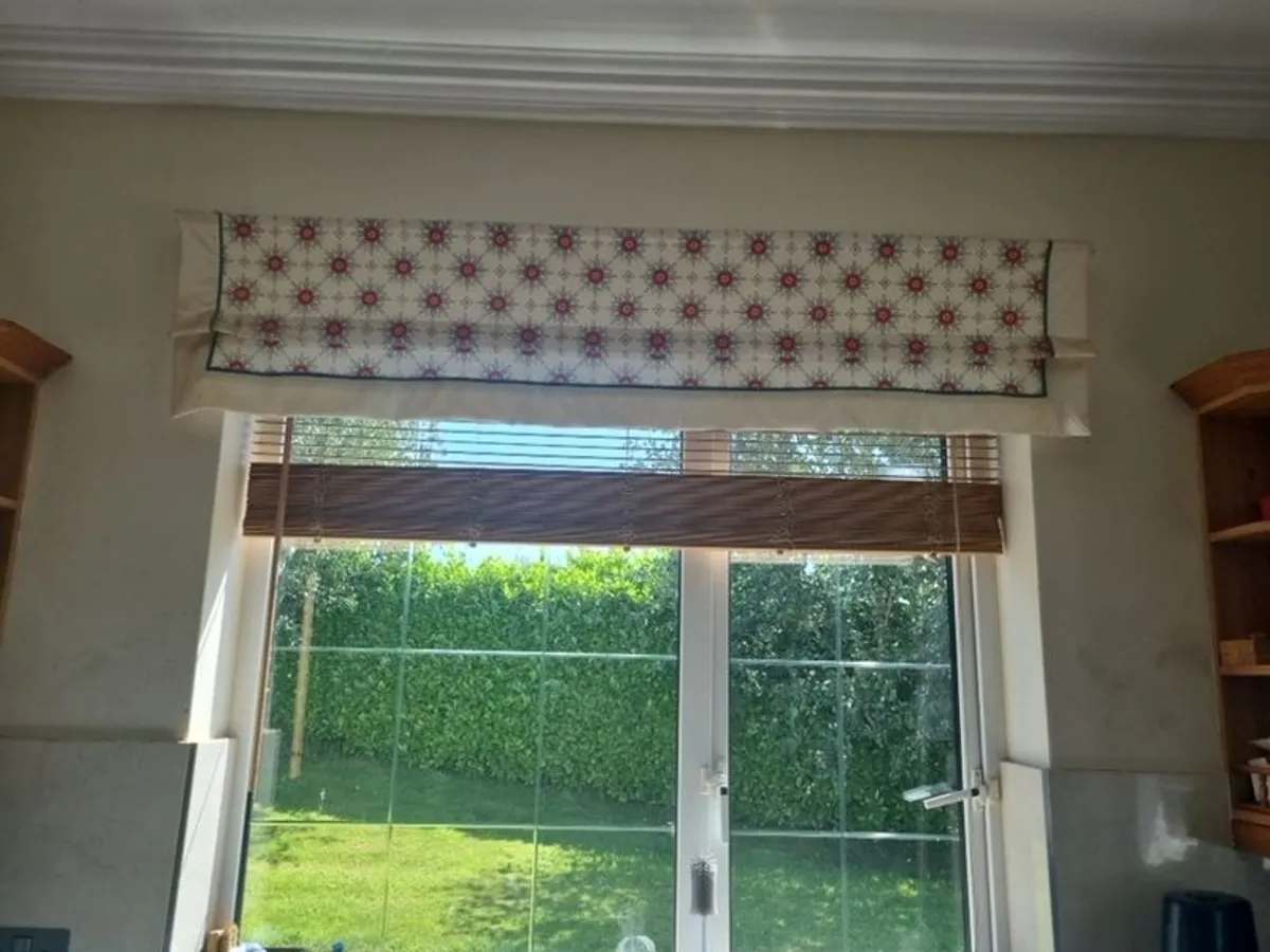 Wooden Venetian blinds and window dressing - Image 1
