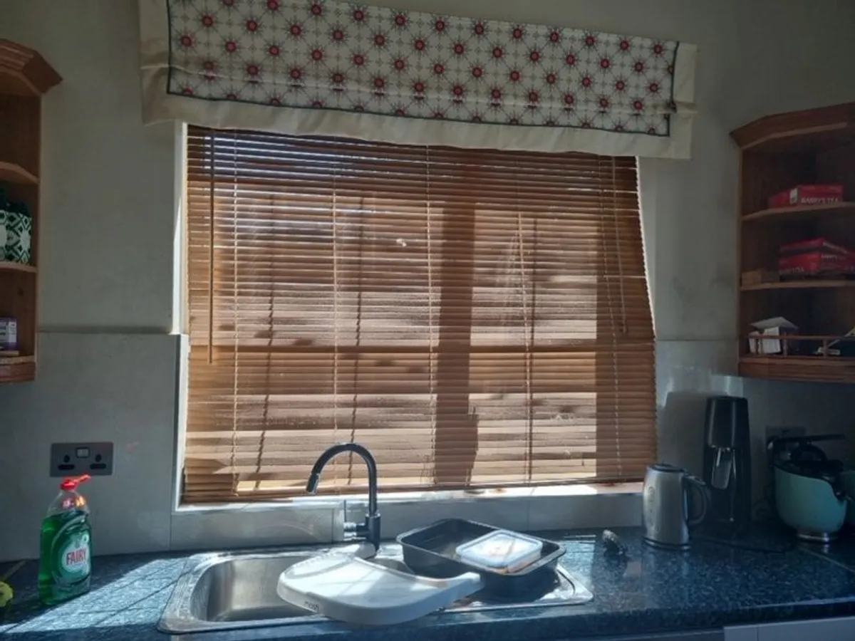Wooden Venetian blinds and window dressing - Image 2