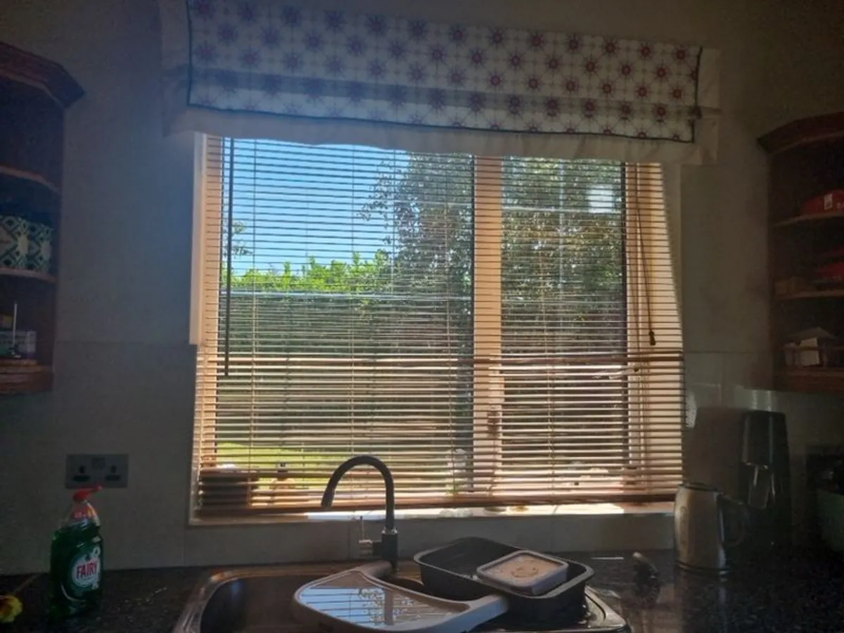 Wooden Venetian blinds and window dressing - Image 3