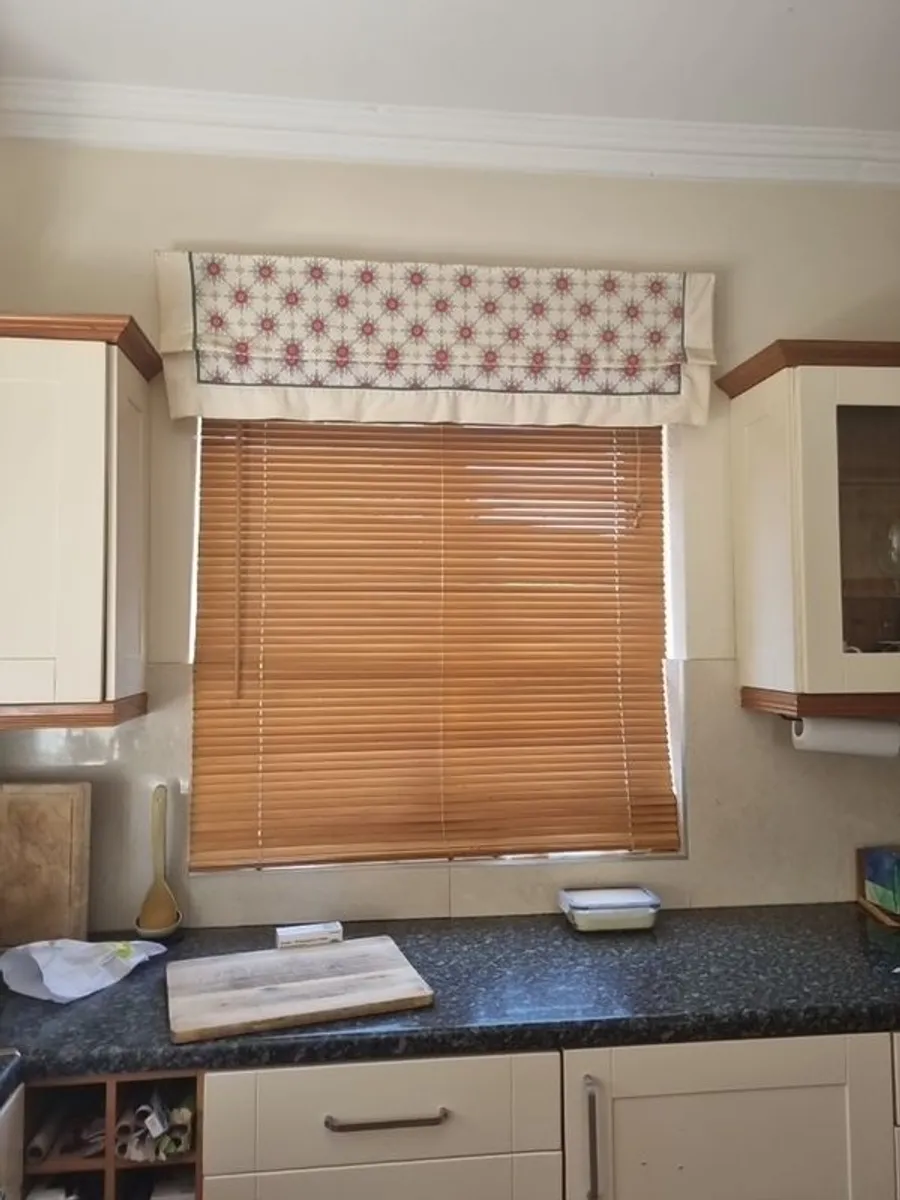 Wooden Venetian blinds and window dressing - Image 4