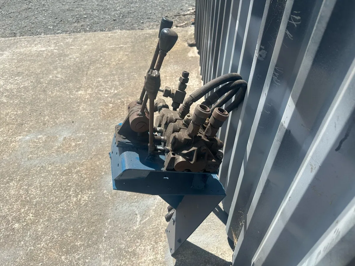 Ford Loader + Valve chest - Image 3