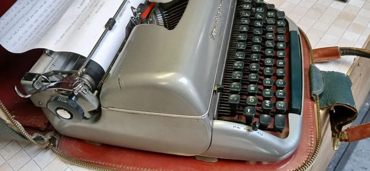 Remington Quiet-Riter Typewriter - Image 4