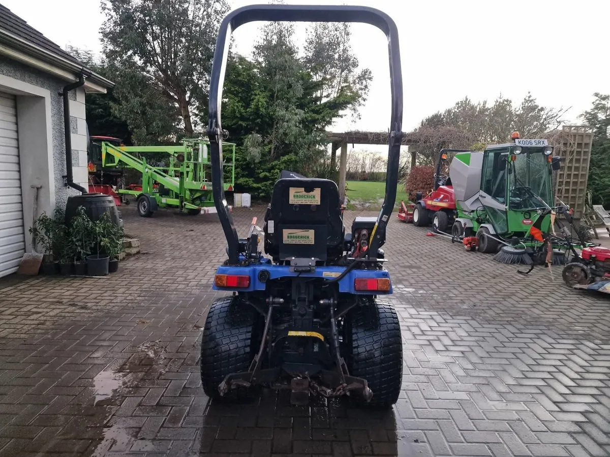 Iseki TXG237 compact tractor ride on mower - Image 3