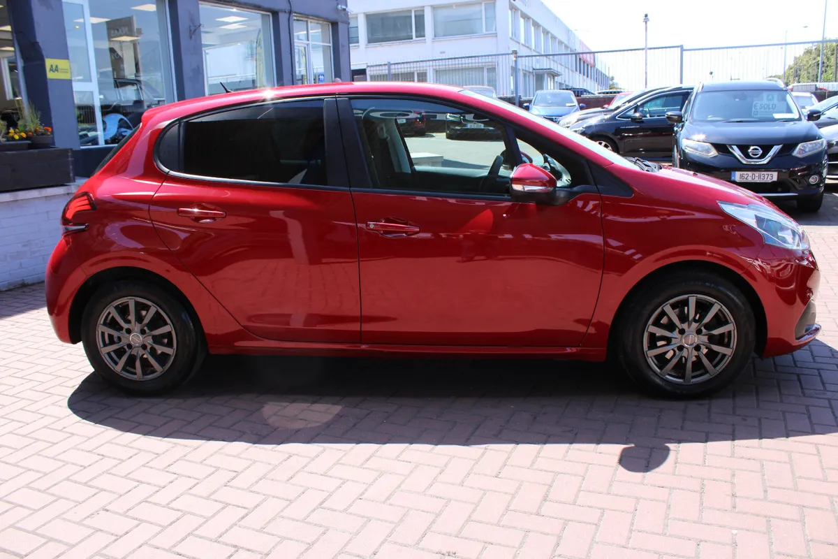 Peugeot 208 1.2i ALLURE  5DR HATCHBACK AUTOMATIC - Image 3