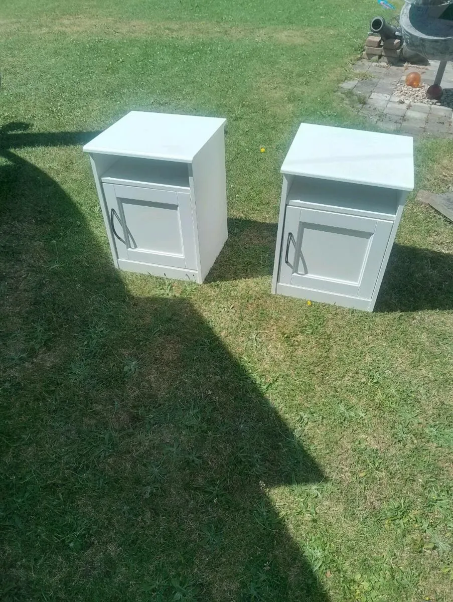 2 white lockers - Image 1