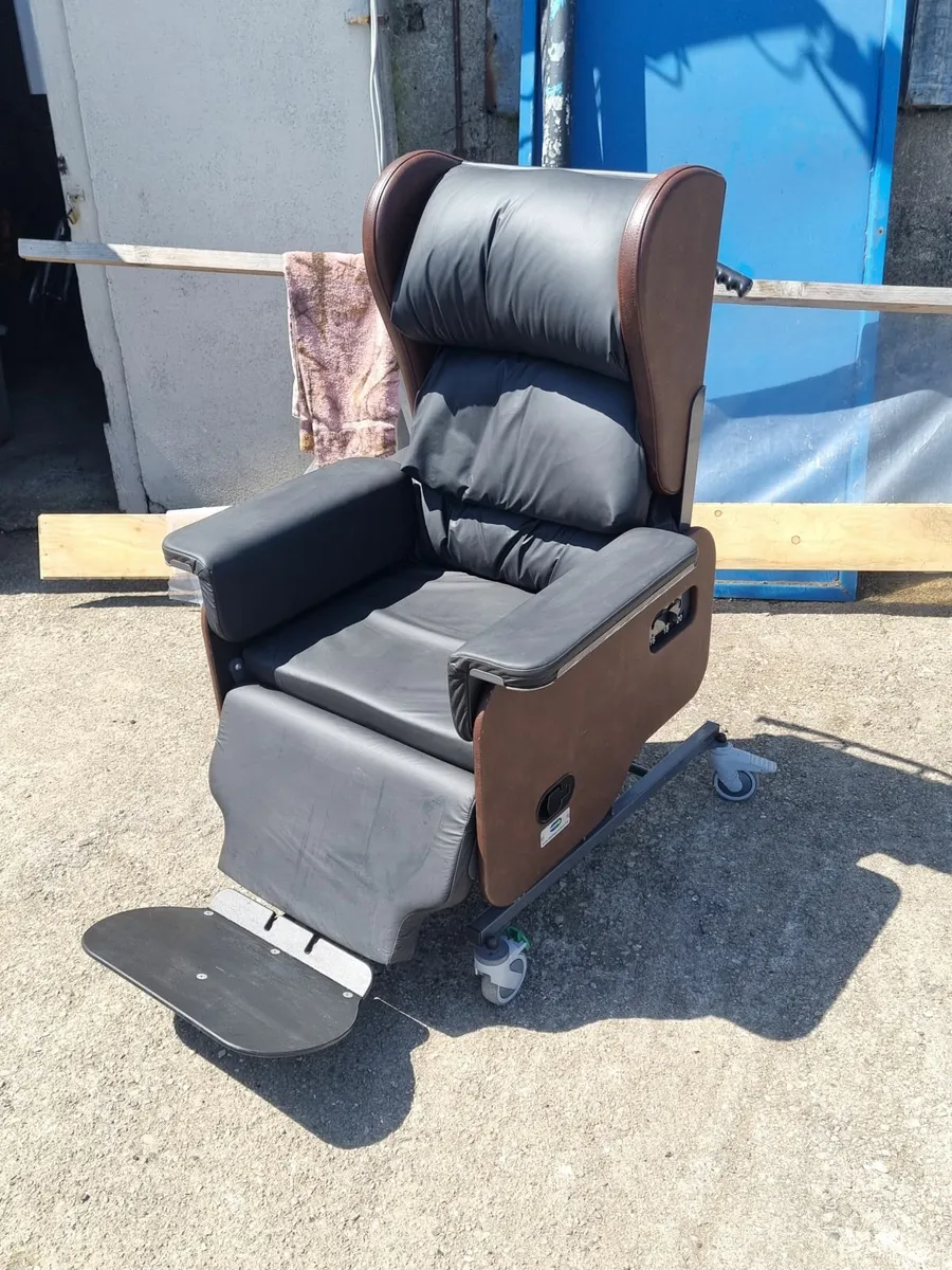 Milano terapeutic chair, shelf - Image 1
