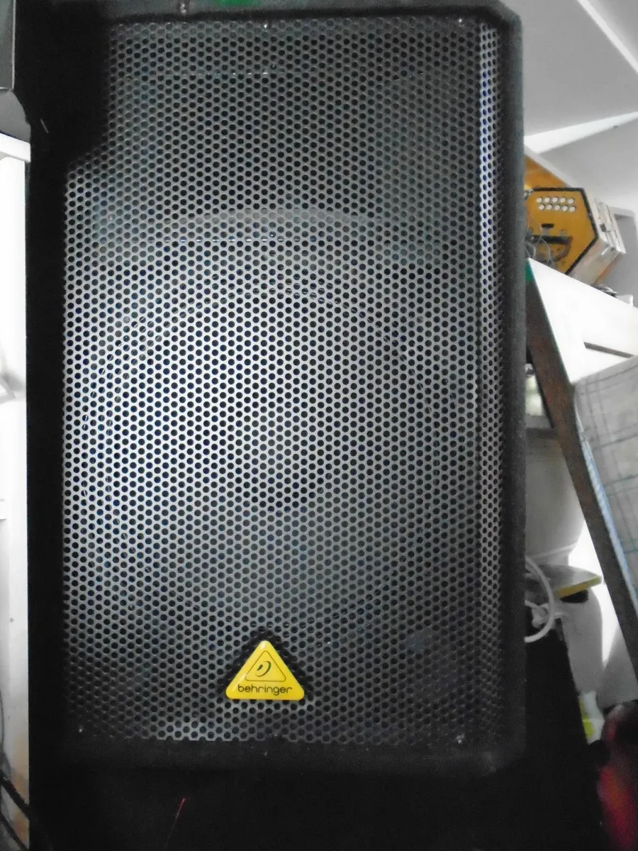 New Speakers with stands - Image 1