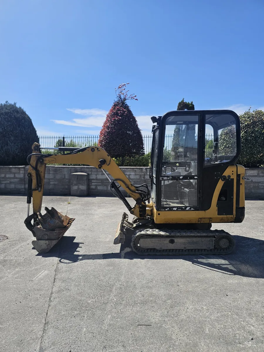 CAT 301.8c Excavator w/ 3 x buckets - Image 2