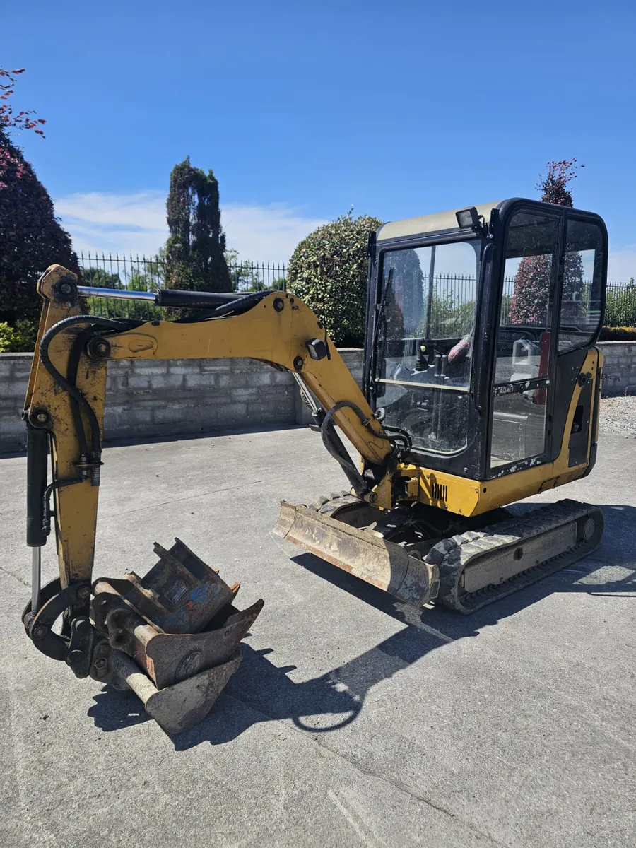 CAT 301.8c Excavator w/ 3 x buckets - Image 1