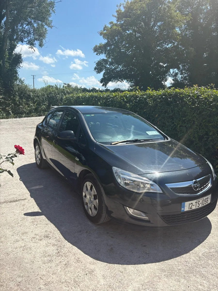 Opel Astra 2012 Low mileage - Image 1