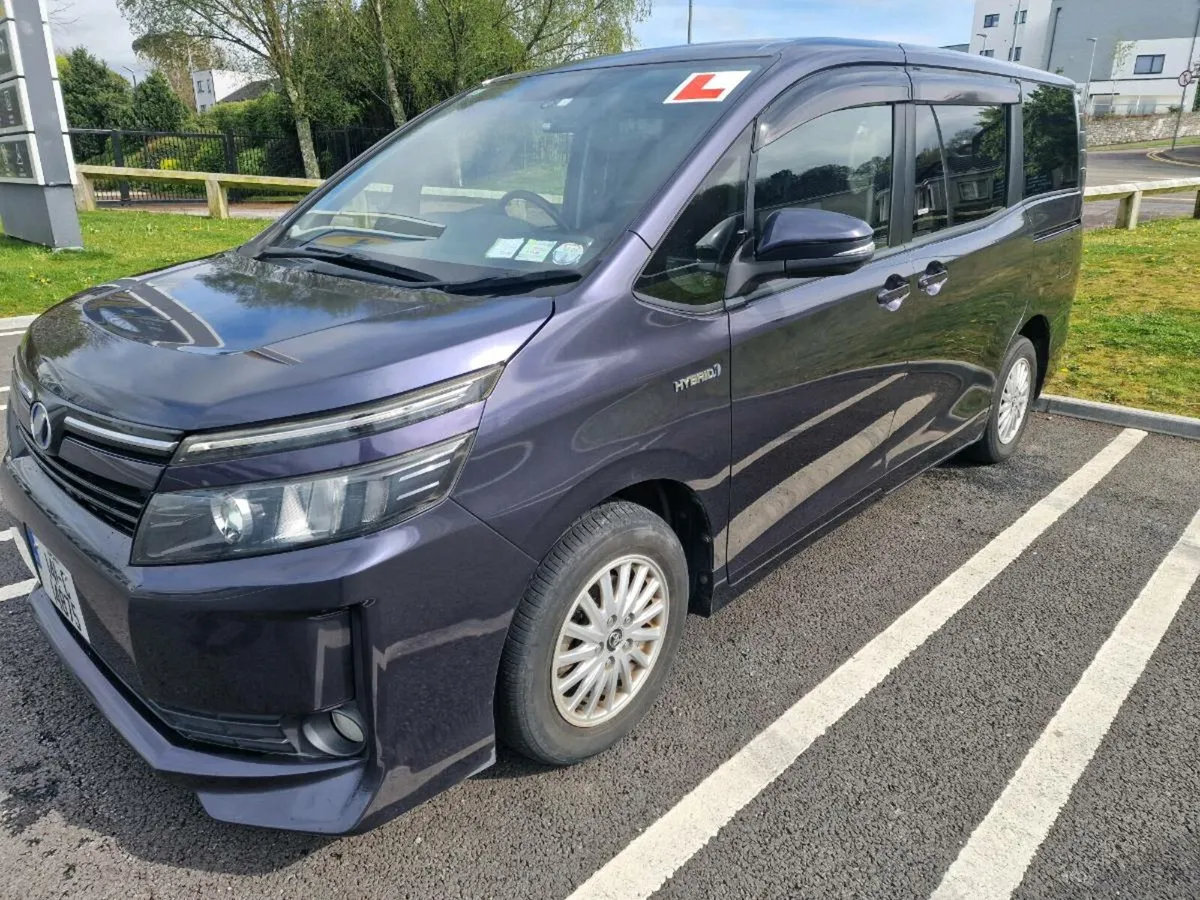 151 Toyota Voxy Self charg Hybrid1.8L Auto.120k km - Image 4