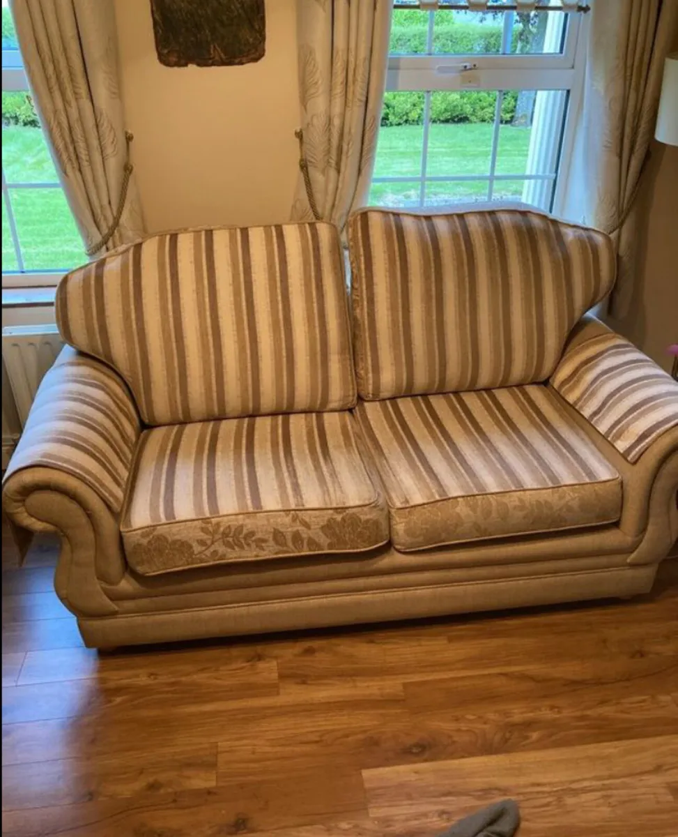 Suite of furniture - Image 1